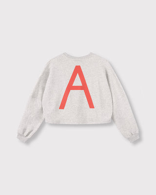 ALIX Badwing A Sweater in Grau Melange zeigt ein großes rotes A auf der Rückseite und ein kleines 10TH YEAR-Label am unteren Rand. Leicht taillierte Passform mit langen Ärmeln.