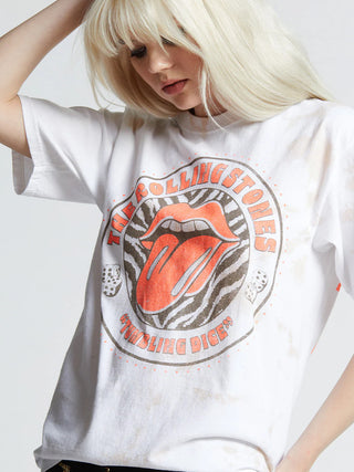 RKB Rolling Stones 1972 Tie Dye T-Shirt mit Vintage-Stil, Bandlogo und Tumbling Dice-Grafik auf der Vorderseite. Kurze Ärmel, gerippter Rundhalsausschnitt, getragen von einer Frau mit blonden Haaren.
