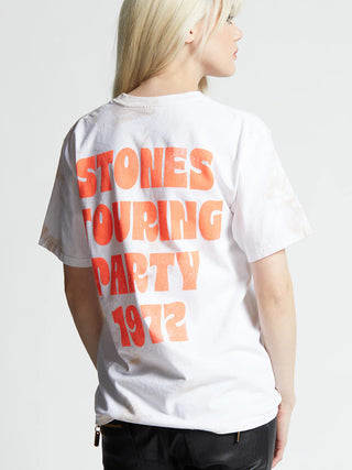 RKB Rolling Stones 1972 Tie Dye T-Shirt, getragen von einer Frau, zeigt authentische Tour-Grafiken und den Songtitel „Tumbling Dice“ auf der Vorderseite. Unisex, 100% Baumwolle, kurze Ärmel.