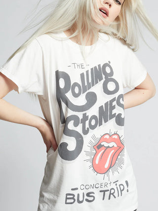 Frau mit blondem Haar trägt das RKB Rolling Stones Bus Trip T-Shirt mit dem ikonischen Lippen- und Zungenlogo der Band, geripptem Rundhalsausschnitt und kurzen Ärmeln.