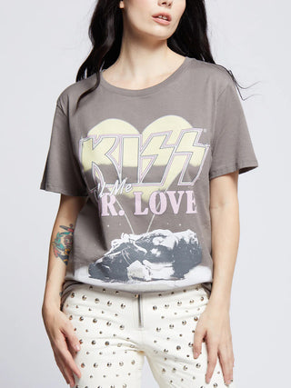 Frau trägt ein graues Recycled Karma Kiss Dr. Love Shirt mit weitem Rundhalsausschnitt, abgenutzten Kanten und rohem Saum, inspiriert von KISS' Song „Call Me Dr. Love“.