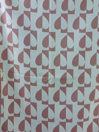 Nahaufnahme des OFF#DLY Schal Heart beige mit Herzmuster, hergestellt aus 50% Viskose und 50% Polyester. Der Schal hat eine Größe von ca. 180x55 cm.