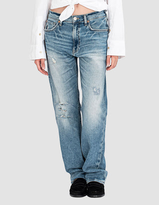 TRue Religion KATE Relaxed Straight Jeans, getragen von einer Person, zeigt einen geraden Schnitt mit zerstörtem, verwaschenem Look. Sichtbare Details sind der Five-Pocket-Stil und der verdeckte Reißverschluss.