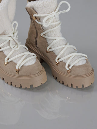 OFF#DLY Boot Cortina khaki, ein lässiger Boot mit weißen Schnürsenkeln und seitlichem Reißverschluss, aus Polyester gefertigt. Absatzhöhe 5,5 cm, Plateau 3 cm, Schafthöhe 15 cm.