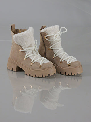 OFF#DLY Boot Cortina khaki, ein lässiger Boot mit weißen Schnürsenkeln und seitlichem Zipper, Absatzhöhe 5,5 cm, Plateau 3 cm, aus Polyester mit Gummisohle.