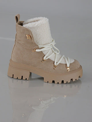 OFF#DLY Boot Cortina khaki mit braun-weißer Optik, Schnürung, seitlichem Reißverschluss und Metallverschluss, Absatz 5,5 cm, Plateau 3 cm. Robuster Polyesterstiefel mit Gummisohle.