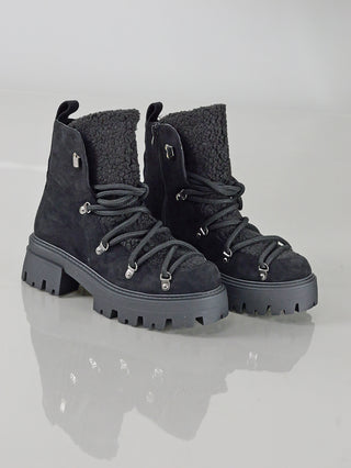 OFF#DLY Boot Cortina black mit silbernen Schnallen, Schnürung und seitlichem Reißverschluss. Absatzhöhe 5,5 cm, Plateau 3 cm, Schafthöhe 15 cm. Material: 100% Polyester, Sohle aus Gummi.
