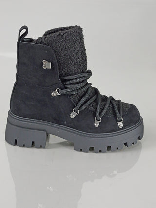 OFF#DLY Boot Cortina black, lässiger schwarzer Boot mit Schnürung und seitlichem Zipper, zeigt robuste Metallklammern und eine strapazierfähige Gummisohle, ideal für Spaziergänge. Absatzhöhe 5,5 cm, Plateau 3 cm.