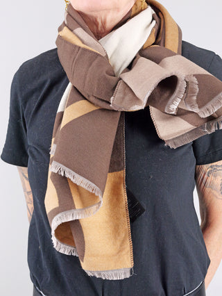 Eine Person trägt den OFF#DLY Schal Stelvio braun, ein großer, weicher Schal aus Viskose, ideal als modisches Accessoire.