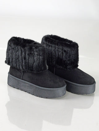 OFF#DLY Bootie Genua black, schwarze Stiefel mit 16 cm Schafthöhe und 4 cm Plateau, aus 100% Polyester, Gummisohle. Nahaufnahme zeigt den strukturierten, flauschigen Look der Stiefeloberfläche.