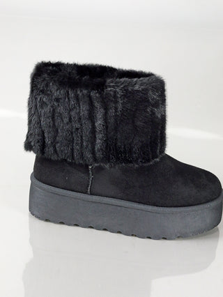 OFF#DLY Bootie Genua black, ein schwarzer Stiefel mit einer pelzbesetzten Manschette, 16 cm Schafthöhe und 4 cm Plateau. Hergestellt aus 100% Polyester mit Gummisohle.