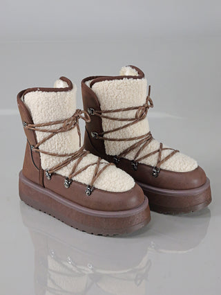 OFF#DLY Boot Trento Kaffee, braun-weiße Stiefel mit 20 cm Schafthöhe und 4 cm Plateausohle. Nahaufnahme zeigt den Reißverschluss und das Polyester-Material, perfekt für modische Akzente.