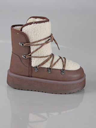 OFF#DLY Boot Trento coffee, ein brauner und weißer Stiefel mit Metallverschluss, 20 cm Schafthöhe, 4 cm Plateausohle aus Gummi, Material: 100% Polyester, präsentiert auf weißem Hintergrund.