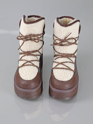 OFF#DLY Boot Trento coffee, ein Paar braune und weiße Stiefel mit 20 cm Schafthöhe und 4 cm Plateausohle, aus 100% Polyester mit Gummisohle, detaillierte Nahaufnahme.