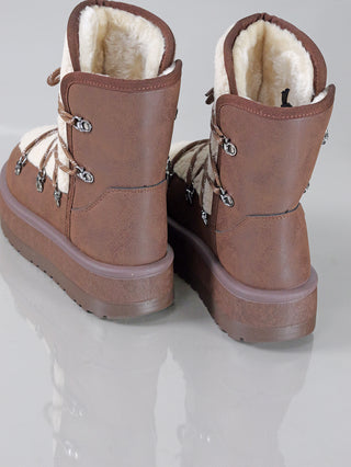 OFF#DLY Boot Trento coffee, ein Paar braune Stiefel aus Polyester mit 20 cm Schafthöhe und 4 cm Plateausohle, zeigt weiße Fellakzente und eine robuste Gummisohle.