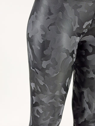 OFF#DLY camo Legging black, Nahaufnahme eines Beins in camouflagemuster. Hergestellt aus 100% Polyester, betont die Struktur das Design der Leggings.