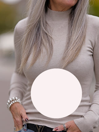 Frau trägt OFF#DLY Turtleneck Pulli offwhite, schmaler Langarm-Turtleneck. Sichtbar ist der obere Teil mit Schmuckdetail und Leopardenmuster-Nageldesign, passend für Größe 38/40.