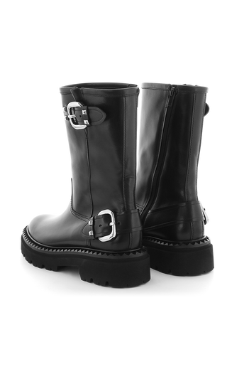 K&S Master X Boot Premium Calf: Schwarze Stiefeletten mit silbernen Zierschnallen, Nieten und runder Zehenkappe. Leichte Profilsohle für Komfort. Ideal als Stilbruch zu femininen Outfits.