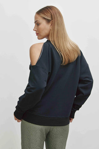 Frau in einem Cotton Candy Lisbeth Sweatshirt mit Rundhalsausschnitt und Metallic-Naht an der Schulter. Lässiger Schnitt für eine modische Optik. Perfekt für den Alltag. Passform: Regular.