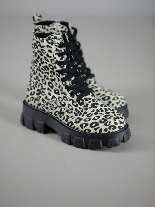 OFF#DLY Leo Boot: Leopardgemusterte Plateau-Stiefel mit Schnürung, 15 cm Schafthöhe, 3 cm Plateau, 5 cm Absatz. Perfekt für einen trendigen Look. Empfohlen eine Nummer größer zu bestellen.