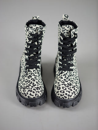 OFF#DLY Leo Boot, ein Plateau-Stiefel mit Leopardenmuster und Schnürung, präsentiert eine Schafthöhe von 15 cm, Plateau von 3 cm und Absatz von 5 cm, gefertigt aus Polyester mit Gummisohle.
