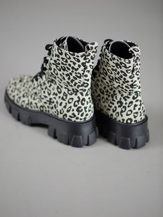 OFF#DLY Leo Boot: Leopardenmuster-Boots mit Plateausohle und Schnürung, Schafthöhe 15 cm, Plateau 3 cm, Absatz 5 cm, sichtbar aus 100% Polyester und Gummi.