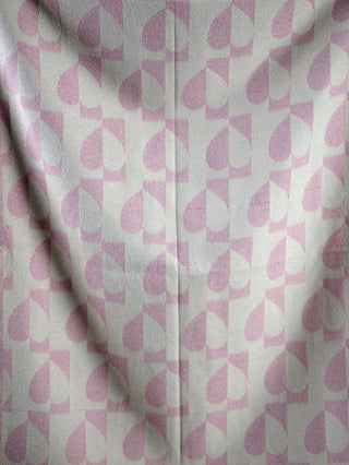Schal Heart beige/rose mit Herzmuster, Größe 180x55 cm, aus 50% Viskose und 50% Polyester, zeigt ein zartes rosa-weißes Muster auf hochwertigem Stoff, ideal für modische Akzente.