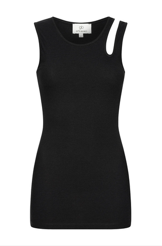 Gitta Banko Monique Top schwarz, ein schwarzes Ripptop mit Schulter-Cut-out, eng anliegend. Ideal für den Alltag, mit weißem Etikett sichtbar. Material: Polyester, Viskose, Elastan.