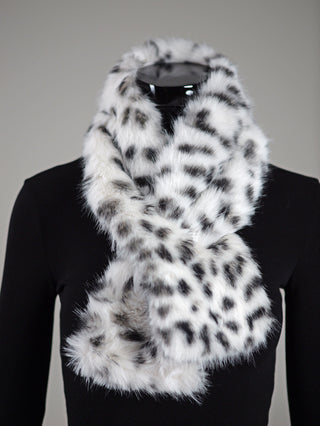 Der OFF#DLY Fake Fur Schal Sandra leo zeigt sich als schwarz-weiß gefleckter Kunstfell-Schal, elegant um einen schwarzen Schaufensterpuppen-Torso drapiert, und verleiht jedem Outfit einen luxuriösen Touch.