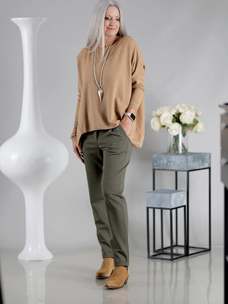 OFF#DLY Joggpant Doris khaki, gerade geschnittene Hose mit Bundfalte, Gummibund und Kordelzug, seitlichen Einschubtaschen und Taschen hinten, Aufschlag am Bein. Model trägt Größe M.