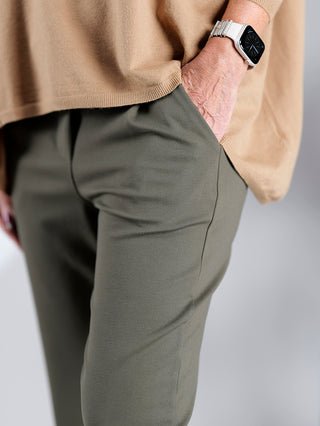 OFF#DLY Joggpant Doris khaki mit seitlichen Taschen, Bundfalte, Gummibund und Kordelzug, gerade Passform, Aufschlag am Bein. Model trägt Größe M.