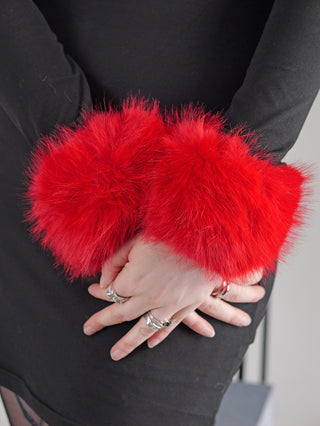 OFF#DLY Pulswärmer rot, getragen von einer Person mit schwarzem Kleid, aus Kunstpelz mit Gummizug und silbernen Ringen an der Hand, aus 100% Polyester.