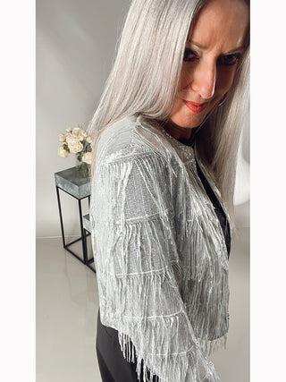 OFF#DLY Jacke Olivia silber mit Zipper und Pailettenbesatz, getragen von einer Frau mit langen Haaren. Kurze, gerade Passform, hervorgehoben durch die silberne Farbgebung und modischen Details.