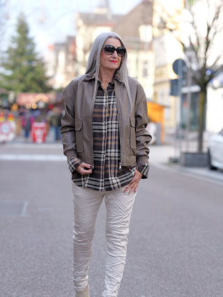 OFF#DLY Fake Leather Jacket taupe im Pilotenstil mit Strickbund-Stehkragen und aufgesetzten Taschen, getragen vom Modell in Größe S/M, zeigt eine gerade Passform aus 100% Polyurethan.