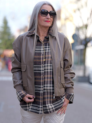 OFF#DLY Fake Leather Jacket taupe, sportive Pilotenstyle Jacke mit Strickbund, Stehkragen und aufgesetzten Taschen; Modell trägt Größe S/M, gerade Passform, Material aus 100% Polyurethan.