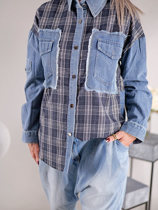 Person trägt die OFF#DLY Denimbluse Clara mit Karomuster, Knopfleiste und Brusttaschen. Die Bluse hat eine gerade Passform mit Taschen am Arm und hinten.