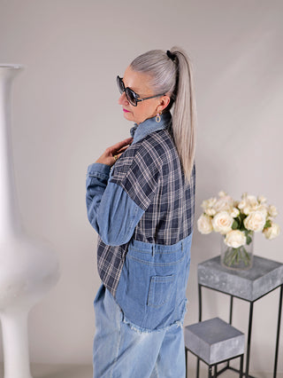 Frau trägt OFF#DLY Denimbluse Clara, eine sportive Jackenbluse mit Karomuster, Knopfleiste und Brusttaschen, passend von Größe 34 bis 42.