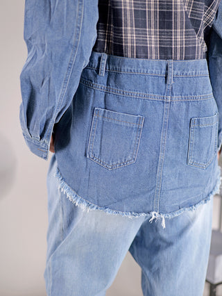 Person trägt die OFF#DLY Denimbluse Clara, eine sportive Jackenbluse mit Karomuster, Knopfleiste und Brusttaschen, sichtbar auf einer blauen Jeansjacke, mit Fokus auf die detaillierte Taschenansicht.