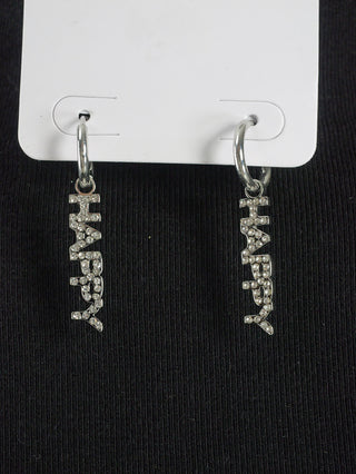 OFF#DLY Ohrschmuck HAPPY: Silberne Ohrringe mit HAPPY-Logo, besetzt mit funkelnden Strasssteinen, ca. 3 cm lang, elegant und stilvoll, ideal als modisches Accessoire.