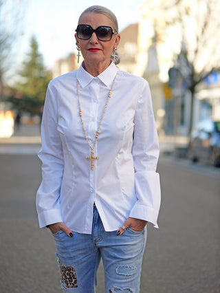 OFF#DLY Slimfit Bluse Tina white, getragen von einer Frau in Jeans, mit schmaler Passform und Knopfleiste, kombiniert mit einer Kreuzkette und Sonnenbrille.