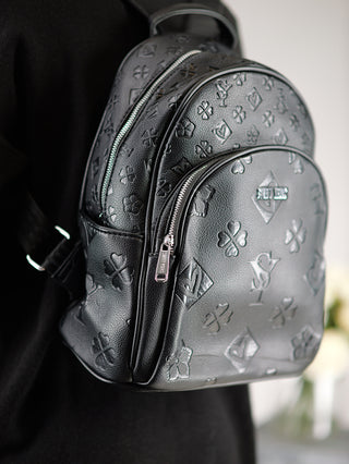 Eine Person hält den Sweet Years Rucksack mid schwarz, einen modischen Rucksack mit verstellbaren Trägern, großem und kleinem Fach mit Reißverschluss.