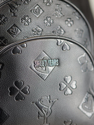 Sweet Years Rucksack mid schwarz, ein schwarzer Rucksack mit geprägten Designs, verstellbaren Trägern, großem Reißverschlussfach und kleinem Reißverschlussfach. Aus Polyurethan, ideal für vielseitigen Gebrauch.