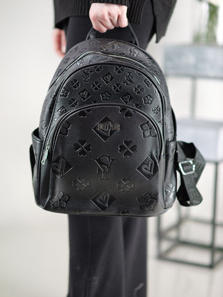 Person hält den Sweet Years Rucksack mid schwarz mit geprägtem Design, verstellbaren Trägern und zwei Reißverschlussfächern, aus Polyurethan, Größe 35 x 30 x 17 cm.
