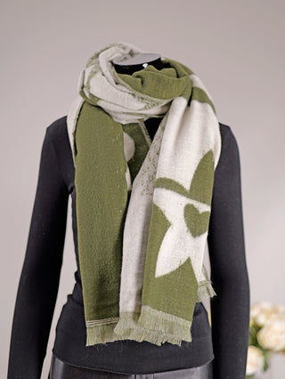 OFF#DLY Schal Adelina khaki/weiß drapiert auf einer Schaufensterpuppe, zeigt weiches, großes Design mit feinem Muster. Perfekt als modisches Accessoire für kühle Tage.