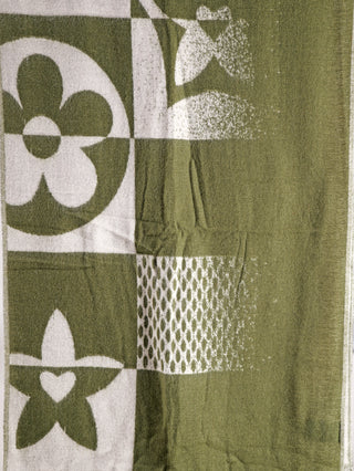 OFF#DLY Schal Adelina khaki/weiß, großer weicher Schal mit grün-weißem Muster, Nahaufnahme zeigt Textur und Design. Material: 100% Acryl, Größe 185x70 cm.