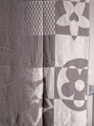 OFF#DLY Schal Adelina grau/weiß zeigt ein florales Muster auf einem weichen, großen Stoff. Nahaufnahme betont die Textur des Acrylmaterials. Ideal für Handwäsche, nicht trocknergeeignet.