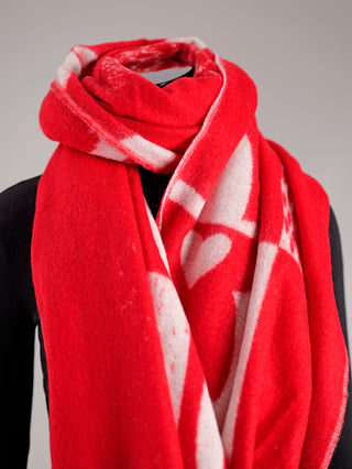Der OFF#DLY Schal Adelina rot/weiß zeigt ein weiches, großes Design mit roten und weißen Herzen. Er ist über einen schwarzen Mannequin-Büste drapiert und fällt elegant herab.