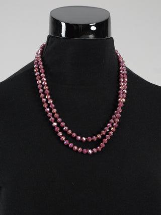 OFF#DLY Glasperlenkette fein bordeaux auf einer Schaufensterpuppe, 50 cm lang, aus 7 mm Glasperlen. Elegant präsentiert, zeigt das Bild den modischen Schmuck als stilvollen Modeaccessoire.