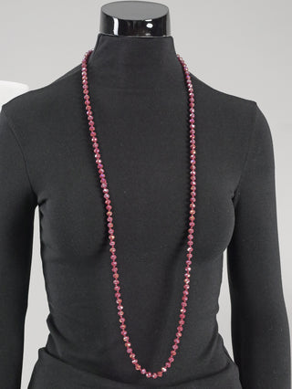 Mannequin mit der OFF#DLY Glasperlenkette fein bordeaux, einem eleganten Modeaccessoire, das aus feinen Glasperlen besteht, perfekt für stilvolle Outfits, mit einer Länge von 50 cm.