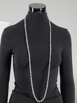 OFF#DLY Glasperlenkette fein silber auf schwarzem Mannequin präsentiert, zeigt feine, silberne Glasperlenkette, Länge 50 cm, hervorgehoben als modisches Accessoire.